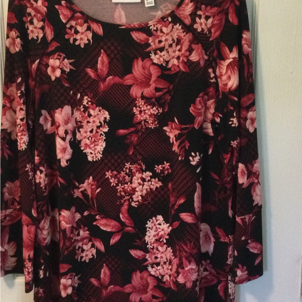 An Alfred Dunner blouse sz. L and a Susan Graver blouse sz. M
